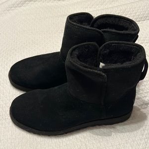 Black shirt Uggs